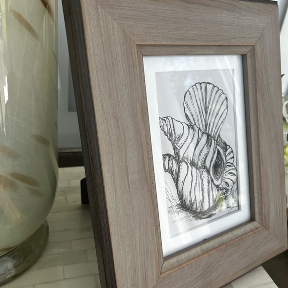 Hand made: Shells, hand drawn with mat 4.5 x 6” in a 10 x 9” wood glass frame. - Picture 5 of 6